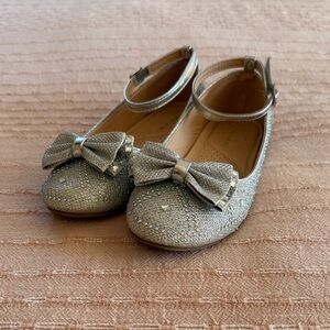 Tahari Silver Glitter Bow Dress Shoes
